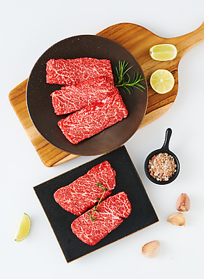 포토 JPG 스튜디오촬영 그릇 음식 식재료 실내 마늘 생고기 육류 사람없음 하이앵글 소고기 흰배경 소금 라임 나무도마 치마살 플랫레이 국내포토 식기 뷰포인트 백그라운드 채소 과일 도마 내부 목재 흰색 플랫 파일형식