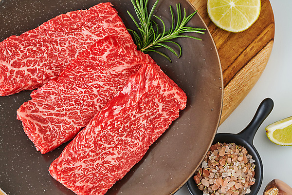 포토 JPG 스튜디오촬영 음식 식재료 실내 생고기 육류 근접촬영 사람없음 소고기 흰배경 소금 라임 나무도마 치마살 국내포토 뷰포인트 백그라운드 과일 도마 내부 목재 흰색 파일형식