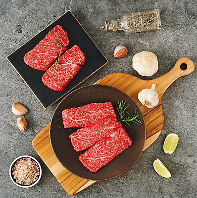 포토 JPG 스튜디오촬영 음식 식재료 회색배경 실내 생고기 육류 사람없음 하이앵글 소고기 소금 라임 후추통 나무도마 치마살 통마늘 플랫레이 국내포토 뷰포인트 백그라운드 과일 도마 마늘 내부 목재 회색 플랫 양념통 파일형식