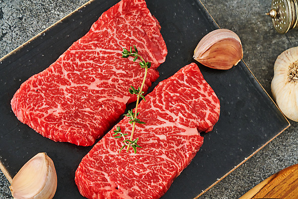 포토 JPG 스튜디오촬영 음식 식재료 회색배경 실내 마늘 생고기 육류 근접촬영 사람없음 소고기 치마살 국내포토 뷰포인트 백그라운드 채소 내부 회색 파일형식