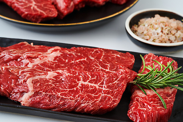 포토 JPG 스튜디오촬영 그릇 음식 식재료 실내 생고기 육류 근접촬영 사람없음 소고기 흰배경 소금 토시살 국내포토 식기 뷰포인트 백그라운드 내부 흰색 파일형식