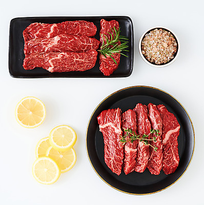 포토 JPG 스튜디오촬영 그릇 음식 식재료 실내 생고기 육류 사람없음 하이앵글 소고기 흰배경 소금 토시살 플랫레이 국내포토 식기 뷰포인트 백그라운드 내부 흰색 플랫 파일형식