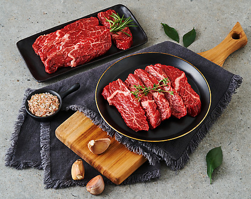 포토 JPG 스튜디오촬영 음식 잎 식재료 회색배경 실내 마늘 생고기 육류 사람없음 소고기 식탁보 소금 나무도마 토시살 국내포토 식물 백그라운드 채소 도마 내부 목재 회색 파일형식