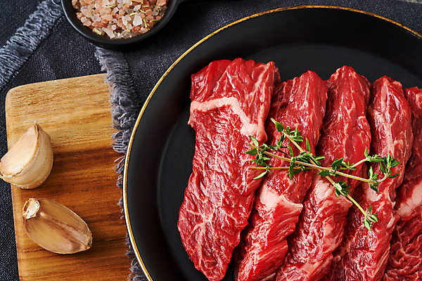 포토 JPG 스튜디오촬영 음식 식재료 실내 마늘 생고기 육류 근접촬영 사람없음 소고기 식탁보 소금 나무도마 토시살 국내포토 뷰포인트 채소 도마 내부 목재 파일형식