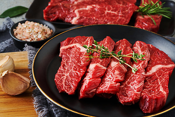 포토 JPG 스튜디오촬영 음식 식재료 실내 마늘 생고기 육류 근접촬영 사람없음 소고기 식탁보 소금 나무도마 토시살 국내포토 뷰포인트 채소 도마 내부 목재 파일형식