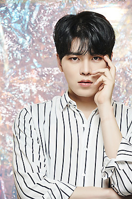 포토 JPG 스튜디오촬영 남자 실내 한명 손짓 상반신 20대 성인 앞모습 뷰티 한국인 홀로그램 의료성형뷰티 성인남자한명만 뷰티크리에이터 유튜버 국내포토 1 뷰포인트 모션 사람 동양인 청년 내부 남자한명만 성인남자만 파일형식 크리에이터