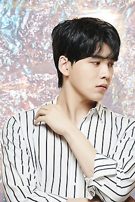 포토 JPG 스튜디오촬영 응시 남자 실내 한명 손짓 상반신 20대 성인 앞모습 뷰티 한국인 홀로그램 의료성형뷰티 성인남자한명만 뷰티크리에이터 유튜버 국내포토 1 시선 뷰포인트 모션 사람 동양인 청년 내부 남자한명만 성인남자만 파일형식 크리에이터