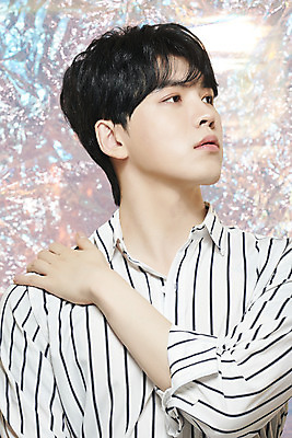 포토 JPG 스튜디오촬영 응시 남자 실내 한명 손짓 상반신 20대 성인 앞모습 뷰티 한국인 올려보기 홀로그램 의료성형뷰티 성인남자한명만 뷰티크리에이터 유튜버 국내포토 1 시선 뷰포인트 모션 사람 동양인 청년 내부 남자한명만 성인남자만 파일형식 크리에이터