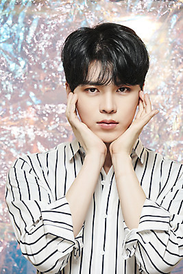 포토 JPG 스튜디오촬영 남자 실내 한명 상반신 20대 성인 앞모습 뷰티 한국인 꽃받침 홀로그램 의료성형뷰티 성인남자한명만 뷰티크리에이터 유튜버 국내포토 1 뷰포인트 사람 동양인 손짓 청년 내부 남자한명만 성인남자만 파일형식 크리에이터