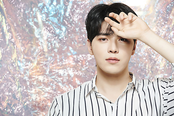 포토 JPG 스튜디오촬영 남자 실내 한명 손짓 근접촬영 상반신 20대 성인 앞모습 뷰티 한국인 홀로그램 의료성형뷰티 성인남자한명만 뷰티크리에이터 유튜버 국내포토 1 뷰포인트 모션 사람 동양인 청년 내부 남자한명만 성인남자만 파일형식 크리에이터