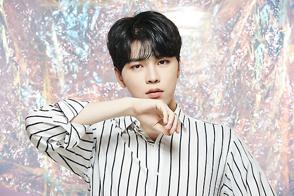 포토 JPG 스튜디오촬영 남자 실내 한명 손짓 근접촬영 상반신 20대 성인 앞모습 뷰티 한국인 홀로그램 의료성형뷰티 성인남자한명만 뷰티크리에이터 유튜버 국내포토 1 뷰포인트 모션 사람 동양인 청년 내부 남자한명만 성인남자만 파일형식 크리에이터