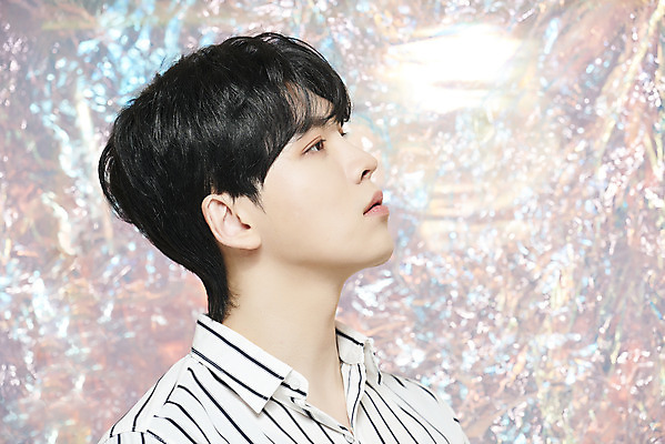 포토 JPG 스튜디오촬영 남자 실내 한명 근접촬영 상반신 20대 성인 옆모습 뷰티 한국인 올려보기 홀로그램 의료성형뷰티 성인남자한명만 뷰티크리에이터 유튜버 국내포토 1 뷰포인트 모션 사람 동양인 청년 내부 남자한명만 성인남자만 파일형식 크리에이터