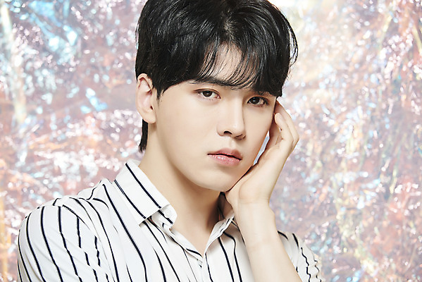 포토 JPG 스튜디오촬영 남자 실내 한명 손짓 근접촬영 상반신 20대 성인 앞모습 뷰티 한국인 홀로그램 의료성형뷰티 성인남자한명만 뷰티크리에이터 유튜버 국내포토 1 뷰포인트 모션 사람 동양인 청년 내부 남자한명만 성인남자만 파일형식 크리에이터