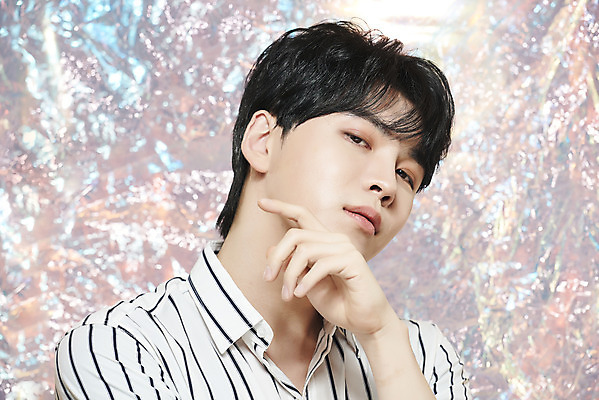 포토 JPG 스튜디오촬영 남자 실내 한명 손짓 근접촬영 상반신 20대 성인 앞모습 뷰티 한국인 홀로그램 의료성형뷰티 성인남자한명만 뷰티크리에이터 유튜버 국내포토 1 뷰포인트 모션 사람 동양인 청년 내부 남자한명만 성인남자만 파일형식 크리에이터