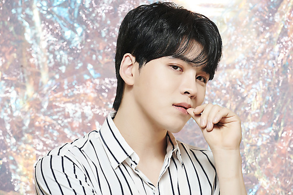 포토 JPG 스튜디오촬영 응시 남자 실내 한명 손짓 근접촬영 상반신 20대 성인 앞모습 뷰티 한국인 홀로그램 의료성형뷰티 성인남자한명만 뷰티크리에이터 유튜버 국내포토 1 시선 뷰포인트 모션 사람 동양인 청년 내부 남자한명만 성인남자만 파일형식 크리에이터