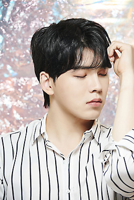 포토 JPG 스튜디오촬영 남자 실내 한명 손짓 근접촬영 상반신 20대 성인 앞모습 뷰티 눈감음 한국인 홀로그램 의료성형뷰티 성인남자한명만 뷰티크리에이터 유튜버 국내포토 1 뷰포인트 모션 사람 동양인 청년 내부 남자한명만 성인남자만 파일형식 크리에이터