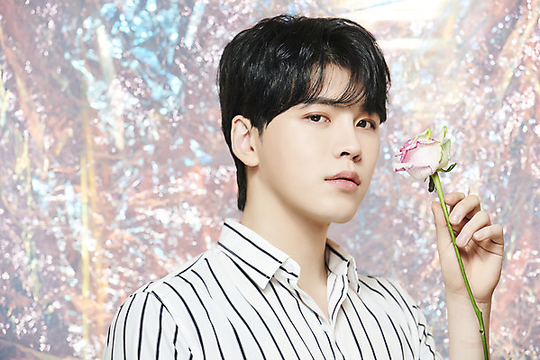 포토 JPG 스튜디오촬영 남자 실내 한명 들기 상반신 20대 성인 앞모습 뷰티 장미 한국인 홀로그램 의료성형뷰티 성인남자한명만 뷰티크리에이터 유튜버 국내포토 1 꽃 뷰포인트 모션 사람 동양인 청년 내부 남자한명만 성인남자만 파일형식 크리에이터