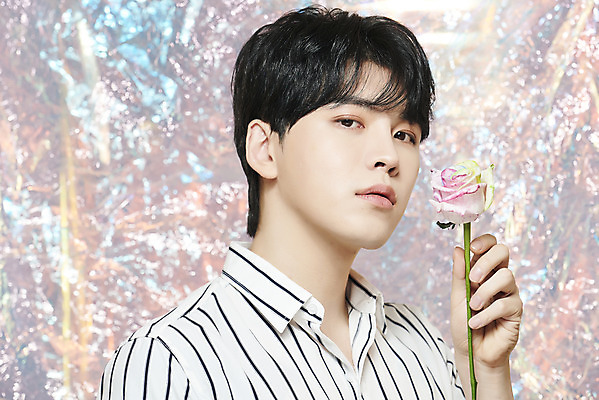 포토 JPG 스튜디오촬영 응시 남자 실내 한명 들기 상반신 20대 성인 앞모습 뷰티 장미 한국인 홀로그램 의료성형뷰티 성인남자한명만 뷰티크리에이터 유튜버 국내포토 1 시선 꽃 뷰포인트 모션 사람 동양인 청년 내부 남자한명만 성인남자만 파일형식 크리에이터