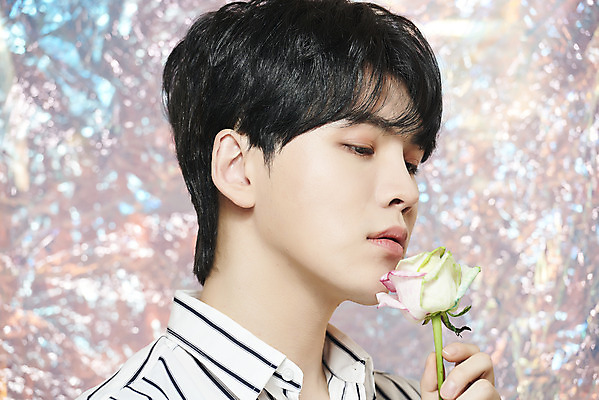 포토 JPG 스튜디오촬영 응시 남자 실내 한명 들기 상반신 20대 성인 옆모습 뷰티 장미 한국인 홀로그램 의료성형뷰티 성인남자한명만 뷰티크리에이터 유튜버 국내포토 1 시선 꽃 뷰포인트 모션 사람 동양인 청년 내부 남자한명만 성인남자만 파일형식 크리에이터