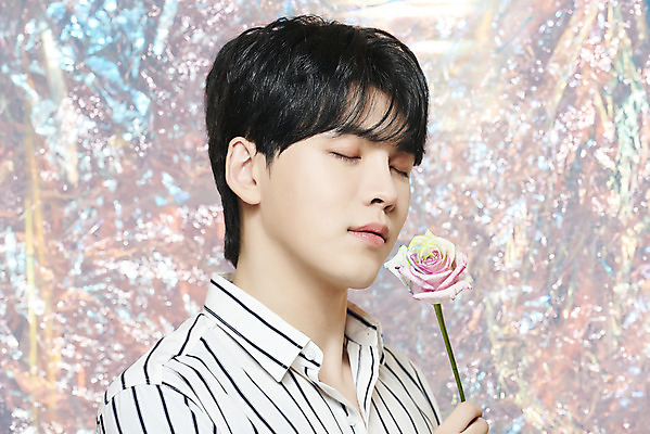 포토 JPG 스튜디오촬영 남자 실내 한명 들기 상반신 20대 성인 옆모습 뷰티 장미 눈감음 한국인 홀로그램 의료성형뷰티 성인남자한명만 뷰티크리에이터 유튜버 국내포토 1 꽃 뷰포인트 모션 사람 동양인 청년 내부 남자한명만 성인남자만 파일형식 크리에이터