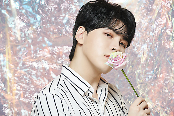 포토 JPG 스튜디오촬영 응시 남자 실내 한명 들기 상반신 20대 성인 앞모습 뷰티 장미 한국인 홀로그램 의료성형뷰티 성인남자한명만 뷰티크리에이터 유튜버 국내포토 1 시선 꽃 뷰포인트 모션 사람 동양인 청년 내부 남자한명만 성인남자만 파일형식 크리에이터