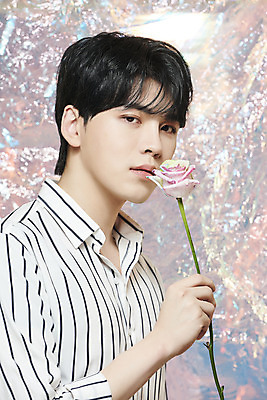 포토 JPG 스튜디오촬영 응시 남자 실내 한명 들기 상반신 20대 성인 앞모습 뷰티 장미 한국인 홀로그램 의료성형뷰티 성인남자한명만 뷰티크리에이터 유튜버 국내포토 1 시선 꽃 뷰포인트 모션 사람 동양인 청년 내부 남자한명만 성인남자만 파일형식 크리에이터