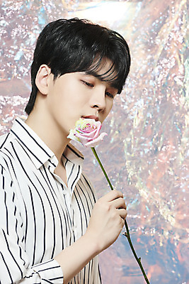 포토 JPG 스튜디오촬영 응시 남자 실내 한명 들기 상반신 20대 성인 앞모습 뷰티 장미 한국인 홀로그램 의료성형뷰티 성인남자한명만 뷰티크리에이터 유튜버 국내포토 1 시선 꽃 뷰포인트 모션 사람 동양인 청년 내부 남자한명만 성인남자만 파일형식 크리에이터