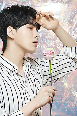 포토 JPG 스튜디오촬영 응시 남자 실내 한명 들기 손짓 상반신 20대 성인 옆모습 뷰티 장미 한국인 홀로그램 의료성형뷰티 성인남자한명만 뷰티크리에이터 유튜버 국내포토 1 시선 꽃 뷰포인트 모션 사람 동양인 청년 내부 남자한명만 성인남자만 파일형식 크리에이터