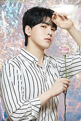 포토 JPG 스튜디오촬영 응시 남자 실내 한명 들기 상반신 20대 성인 앞모습 뷰티 장미 한국인 홀로그램 의료성형뷰티 성인남자한명만 뷰티크리에이터 유튜버 국내포토 1 시선 꽃 뷰포인트 모션 사람 동양인 청년 내부 남자한명만 성인남자만 파일형식 크리에이터