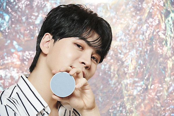 포토 JPG 스튜디오촬영 남자 실내 한명 들기 근접촬영 상반신 20대 성인 앞모습 뷰티 화장품 한국인 파운데이션 홀로그램 의료성형뷰티 성인남자한명만 뷰티크리에이터 유튜버 국내포토 1 뷰포인트 모션 사람 동양인 청년 내부 남자한명만 성인남자만 파일형식 크리에이터