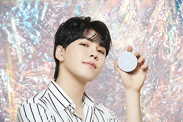 포토 JPG 스튜디오촬영 응시 남자 실내 한명 들기 상반신 20대 성인 앞모습 뷰티 화장품 한국인 파운데이션 홀로그램 의료성형뷰티 성인남자한명만 뷰티크리에이터 유튜버 국내포토 1 시선 뷰포인트 모션 사람 동양인 청년 내부 남자한명만 성인남자만 파일형식 크리에이터