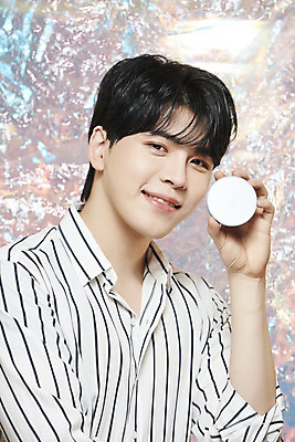 포토 JPG 스튜디오촬영 응시 남자 실내 한명 미소 들기 상반신 20대 성인 앞모습 뷰티 화장품 한국인 파운데이션 홀로그램 의료성형뷰티 성인남자한명만 뷰티크리에이터 유튜버 국내포토 1 시선 뷰포인트 모션 표정 사람 동양인 청년 내부 남자한명만 성인남자만 파일형식 크리에이터