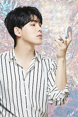 포토 JPG 스튜디오촬영 응시 남자 실내 한명 들기 상반신 20대 성인 옆모습 뷰티 화장품 한국인 파운데이션 홀로그램 의료성형뷰티 성인남자한명만 뷰티크리에이터 유튜버 국내포토 1 시선 뷰포인트 모션 사람 동양인 청년 내부 남자한명만 성인남자만 파일형식 크리에이터