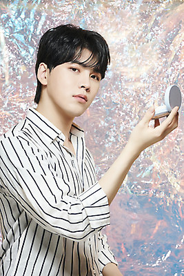 포토 JPG 스튜디오촬영 응시 남자 실내 한명 들기 상반신 20대 성인 앞모습 뷰티 화장품 한국인 파운데이션 홀로그램 의료성형뷰티 성인남자한명만 뷰티크리에이터 유튜버 국내포토 1 시선 뷰포인트 모션 사람 동양인 청년 내부 남자한명만 성인남자만 파일형식 크리에이터