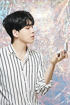 포토 JPG 스튜디오촬영 응시 남자 실내 한명 들기 상반신 20대 성인 앞모습 뷰티 눈감음 화장품 한국인 파운데이션 홀로그램 의료성형뷰티 성인남자한명만 뷰티크리에이터 유튜버 국내포토 1 시선 뷰포인트 모션 사람 동양인 청년 내부 남자한명만 성인남자만 파일형식 크리에이터