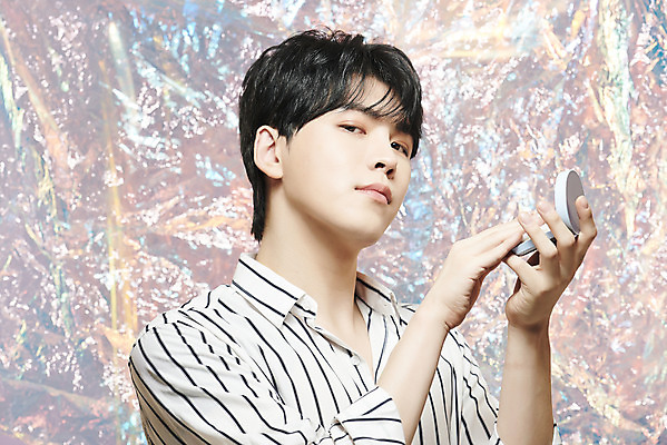 포토 JPG 스튜디오촬영 응시 남자 실내 한명 들기 상반신 20대 성인 옆모습 화장 뷰티 화장품 한국인 파운데이션 홀로그램 의료성형뷰티 성인남자한명만 뷰티크리에이터 유튜버 국내포토 1 시선 뷰포인트 모션 사람 동양인 청년 내부 남자한명만 성인남자만 파일형식 크리에이터