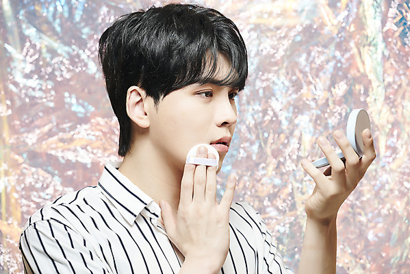 포토 JPG 스튜디오촬영 응시 남자 실내 한명 들기 상반신 20대 성인 앞모습 화장 뷰티 화장품 한국인 바르기 파운데이션 홀로그램 의료성형뷰티 성인남자한명만 뷰티크리에이터 유튜버 국내포토 1 시선 뷰포인트 모션 사람 동양인 청년 내부 남자한명만 성인남자만 파일형식 크리에이터