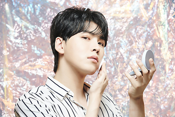 포토 JPG 스튜디오촬영 응시 남자 실내 한명 들기 상반신 20대 성인 앞모습 화장 뷰티 화장품 한국인 바르기 파운데이션 홀로그램 의료성형뷰티 성인남자한명만 뷰티크리에이터 유튜버 국내포토 1 시선 뷰포인트 모션 사람 동양인 청년 내부 남자한명만 성인남자만 파일형식 크리에이터