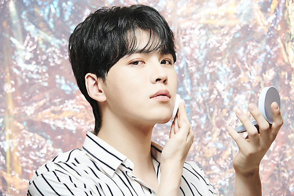 포토 JPG 스튜디오촬영 응시 남자 실내 한명 들기 상반신 20대 성인 앞모습 화장 뷰티 화장품 한국인 바르기 파운데이션 홀로그램 의료성형뷰티 성인남자한명만 뷰티크리에이터 유튜버 국내포토 1 시선 뷰포인트 모션 사람 동양인 청년 내부 남자한명만 성인남자만 파일형식 크리에이터