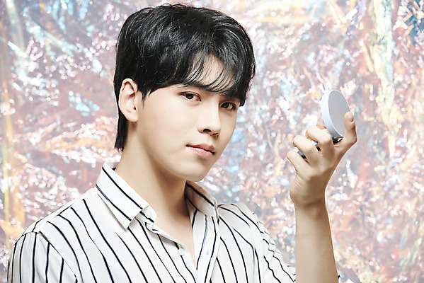 포토 JPG 스튜디오촬영 응시 남자 실내 한명 들기 상반신 20대 성인 앞모습 뷰티 화장품 한국인 파운데이션 홀로그램 의료성형뷰티 성인남자한명만 뷰티크리에이터 유튜버 국내포토 1 시선 뷰포인트 모션 사람 동양인 청년 내부 남자한명만 성인남자만 파일형식 크리에이터