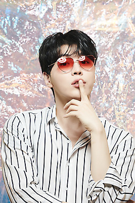 포토 JPG 스튜디오촬영 남자 실내 한명 손짓 상반신 20대 성인 앞모습 선글라스 뷰티 한국인 홀로그램 의료성형뷰티 성인남자한명만 뷰티크리에이터 유튜버 국내포토 1 안경 뷰포인트 모션 사람 동양인 청년 내부 남자한명만 성인남자만 파일형식 크리에이터