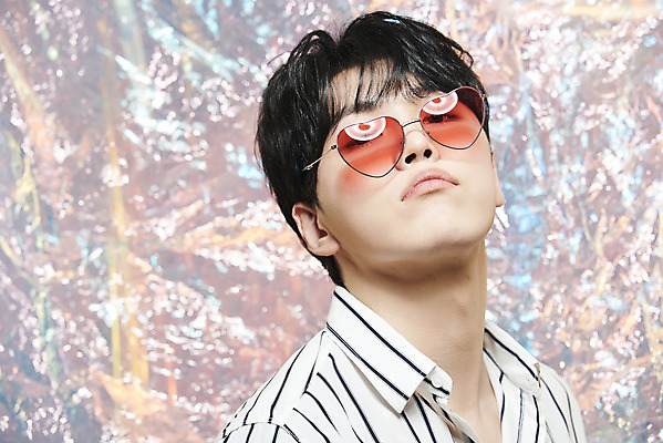 포토 JPG 스튜디오촬영 남자 모션 실내 한명 상반신 20대 성인 앞모습 선글라스 뷰티 한국인 홀로그램 의료성형뷰티 성인남자한명만 뷰티크리에이터 유튜버 국내포토 1 안경 뷰포인트 사람 동양인 청년 내부 남자한명만 성인남자만 파일형식 크리에이터