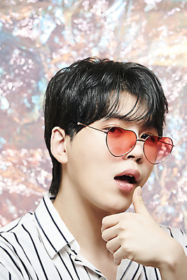 포토 JPG 스튜디오촬영 남자 실내 한명 손짓 상반신 20대 성인 앞모습 선글라스 뷰티 한국인 홀로그램 의료성형뷰티 성인남자한명만 뷰티크리에이터 유튜버 국내포토 1 안경 뷰포인트 모션 사람 동양인 청년 내부 남자한명만 성인남자만 파일형식 크리에이터