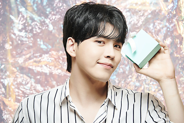 포토 JPG 스튜디오촬영 남자 실내 한명 미소 들기 상반신 20대 성인 앞모습 선물상자 뷰티 한국인 홀로그램 의료성형뷰티 성인남자한명만 뷰티크리에이터 유튜버 국내포토 1 뷰포인트 모션 표정 선물 사람 동양인 청년 내부 상자 남자한명만 성인남자만 파일형식 크리에이터