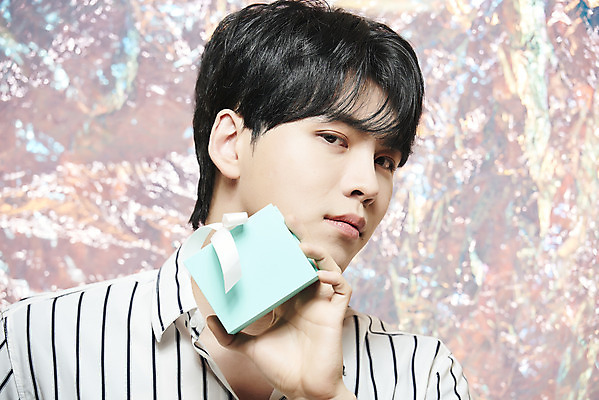 포토 JPG 스튜디오촬영 응시 남자 실내 한명 들기 상반신 20대 성인 앞모습 선물상자 뷰티 한국인 홀로그램 의료성형뷰티 성인남자한명만 뷰티크리에이터 유튜버 국내포토 1 시선 뷰포인트 모션 선물 사람 동양인 청년 내부 상자 남자한명만 성인남자만 파일형식 크리에이터