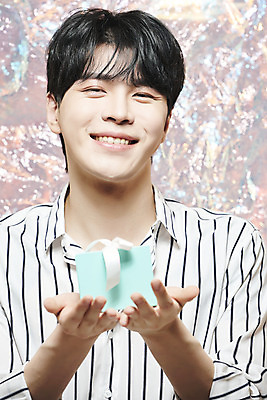 포토 JPG 스튜디오촬영 남자 실내 한명 미소 들기 상반신 20대 성인 앞모습 선물상자 뷰티 한국인 홀로그램 의료성형뷰티 성인남자한명만 뷰티크리에이터 유튜버 국내포토 1 뷰포인트 모션 표정 선물 사람 동양인 청년 내부 상자 남자한명만 성인남자만 파일형식 크리에이터