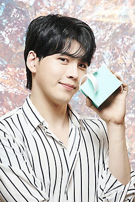 포토 JPG 스튜디오촬영 남자 실내 한명 미소 상반신 20대 성인 앞모습 선물상자 뷰티 한국인 홀로그램 의료성형뷰티 성인남자한명만 뷰티크리에이터 유튜버 국내포토 1 뷰포인트 표정 선물 사람 동양인 청년 내부 상자 남자한명만 성인남자만 파일형식 크리에이터