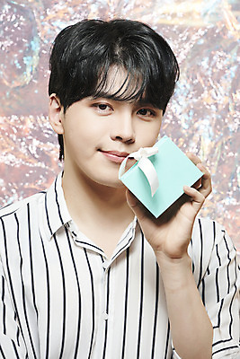 포토 JPG 스튜디오촬영 응시 남자 실내 한명 미소 들기 상반신 20대 성인 앞모습 선물상자 뷰티 한국인 홀로그램 의료성형뷰티 성인남자한명만 뷰티크리에이터 국내포토 1 시선 뷰포인트 모션 표정 선물 사람 동양인 청년 내부 상자 남자한명만 성인남자만 파일형식 크리에이터