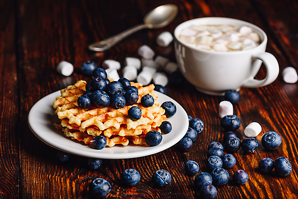 포토 JPG 해외이미지 접시 열매 커피 음료 음식 과일 디저트 사람없음 컵 쌓기 과자 초콜릿 숟가락 굽기 유기농 블루베리 브런치 코코아 와플 마시멜로우 라떼 월귤 핸드메이드 맛있는 해외202004 해외포토 식물 식기 웰빙 모션 수저 식사 구이 파일형식