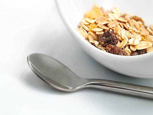 포토 JPG 해외이미지 접시 음식 조각 요리 사람없음 숟가락 은색 시리얼 레시피 비타민 맛있는 해외202004 해외포토 식기 컬러 수저 영양소 파일형식